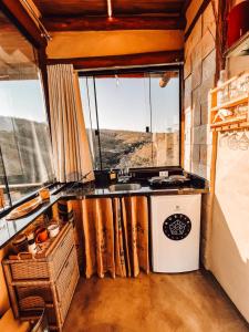 戈亚斯州上帕莱索Rustik的厨房设有水槽和窗户。
