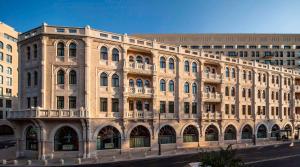 耶路撒冷耶路撒冷华尔道夫酒店的大楼前街道上的大型建筑