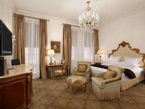纽约广场酒店的酒店客房设有一张大床和吊灯。