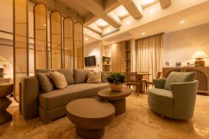 卡塔赫纳Cinco Quintas Hotel Boutique By SOHO的客厅配有沙发、椅子和桌子