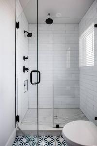 奥斯汀5 Min to UT, Congress - Modern Home in DT East ATX的浴室里设有玻璃门淋浴