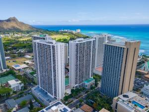 檀香山Warm Aloha Vibes, Mountain Views, Short Walk to Beach, and Free Parking的城市空中景观,高楼和大海