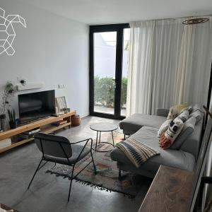 洛斯·亚诺斯·德·阿里丹Caretta Caretta's House的带沙发和电视的客厅