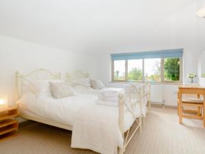 谢普顿马利特Marigold的白色的卧室设有床和窗户