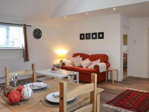 CulmstockLambs Cottage的客厅配有沙发和桌子