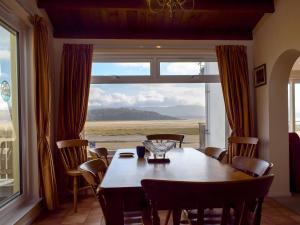 波特马多克Estuary View的一间带桌子和大窗户的用餐室