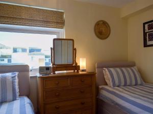 波特马多克Estuary View的一间卧室配有带镜子的梳妆台和一张床