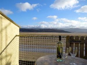 波特马多克Estuary View的一张桌子上摆放着一瓶葡萄酒和酒杯