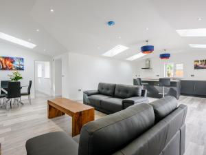SantonMarshall Cottage的客厅配有沙发和桌子