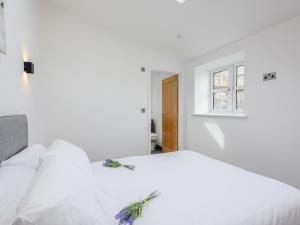 SantonMarshall Cottage的白色卧室设有白色的床和窗户