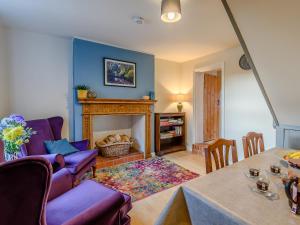 Donington on BainFair View的客厅配有紫色家具和壁炉