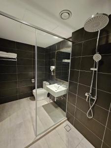 加影Le'genda Hotel的带淋浴、卫生间和盥洗盆的浴室