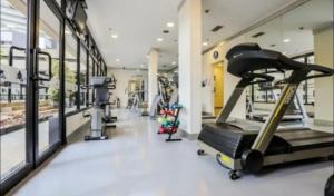 圣保罗Esuites Congonhas的健身房设有跑步机和跑步机