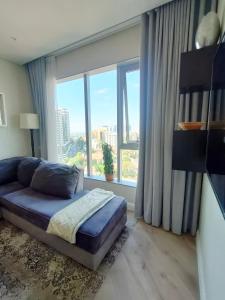 约翰内斯堡Spacious 2BR APT Near Sandton City -No Loadshedding的一间卧室设有一张床和一个大窗户