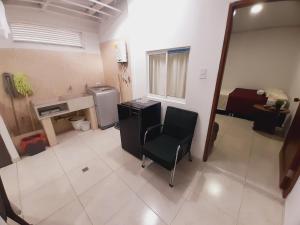 波帕扬Apartamento en centro de Popayán的一间带椅子和盥洗盆的浴室