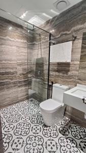 峇六拜科伦姆美景酒店的浴室配有卫生间、淋浴和盥洗盆。