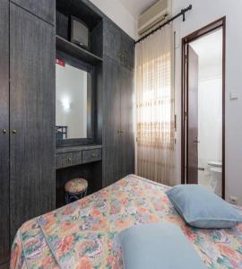 奎特里拉Residencial Miramar的一间卧室配有床、水槽和镜子