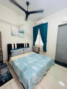 马六甲Insyirah Homestay Melaka的一间卧室配有一张床和吊扇