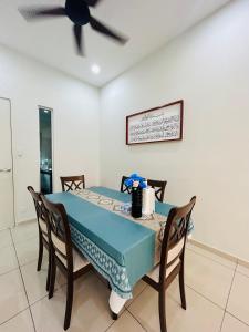 马六甲Insyirah Homestay Melaka的一间配备有蓝色桌子和椅子的用餐室