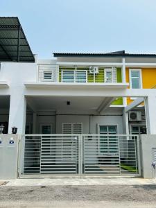 马六甲Insyirah Homestay Melaka的前面有门的白色房子