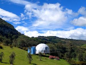 瓜塔维塔Glamping hermoso amanecer的一座位于山丘地带的大型圆顶建筑