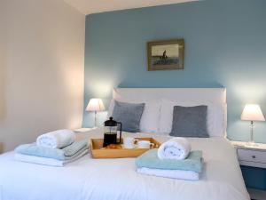斯基普顿Mallards Nest的卧室配有白色床和毛巾