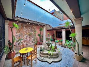 瓦哈卡市Hostal Central Oaxaca的庭院配有桌椅和植物