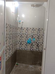 乌贾因Narayan nivas homestay的带淋浴和浴帘的浴室