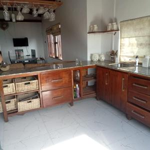 康提Bird Nest - Hanthana的厨房配有水槽和台面