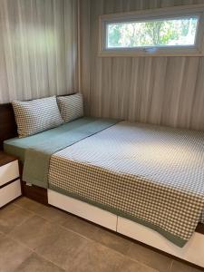 和平Halo Retreat的一个小房间的一个床位,设有窗户