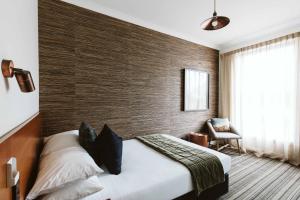 新普利茅斯斯塔特酒店的酒店客房,设有床铺和砖墙