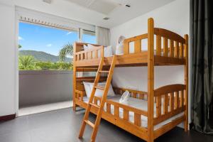 卡图The Fairways Villas - 4 bedroom for 10 guests - 7kms to Patong beach的一间带两张双层床的卧室和一个阳台