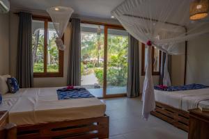米查维米查维日落湾度假酒店的带窗户的客房内的两张床