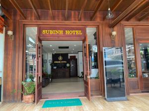 巴色SUBINH HOTEL AND RESTAURANT的通往阳光明媚的酒店入口,大门是敞开的