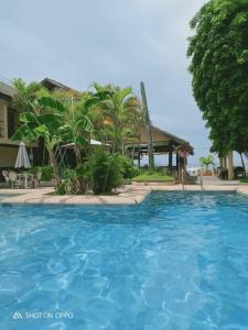 波尔多·格尼拉Lalaguna Beach Club & Dive Centre的度假村前的游泳池