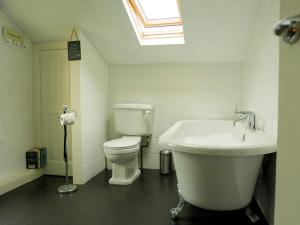 PenningtonWild Duck的带浴缸、卫生间和盥洗盆的浴室