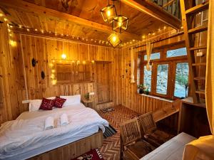 吉布Nebula Nook Cottages的小木屋内一间卧室,配有一张床