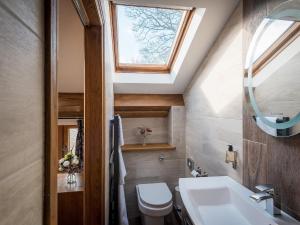 ButtershawCedar Barn - Uk33352的一间带卫生间和天窗的浴室