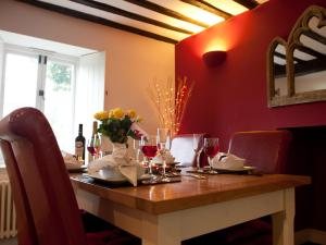 廷特恩Tintern Abbey Cottage的餐桌,配有酒杯和鲜花