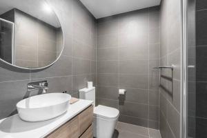 堪培拉Three bedroom Townhouse in O'connor ACT的一间带水槽、卫生间和镜子的浴室