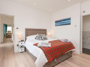 KingstonInverspey的一间卧室配有一张大床和毛巾