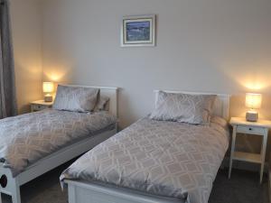 锡豪西斯Seaholme的一间卧室设有两张床和两张台灯。
