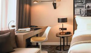 吉隆坡吉隆坡·觅酒店，傲途格精选的酒店客房配有书桌和床。