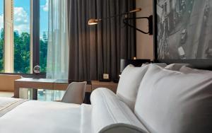 吉隆坡吉隆坡·觅酒店，傲途格精选的酒店客房设有一张床、一张书桌和窗户。