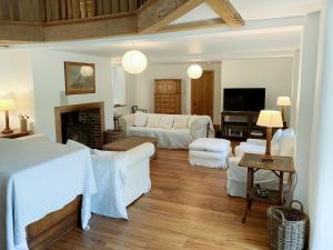 TolpuddleNorth Barn的客厅配有白色家具和壁炉