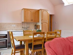 林利斯戈The Cottage At Cauldcoats的厨房配有木桌和椅子