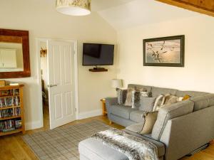 BemptonGannet Lodge - Uk30977的带沙发和电视的客厅