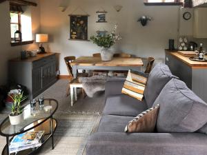 佩恩顿庞德之家乡村别墅的客厅配有沙发和桌子