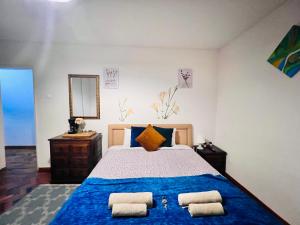 埃斯托利尔Estoril Seaside Guest House的一间卧室配有蓝色的床和两个枕头