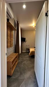 乌拉尔斯克гостинично-ресторанный комплекс AMARI的走廊上设有一张床和一扇门的房间